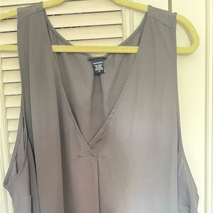 Grey Deep-V, Flowy Tank